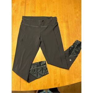 Lululemon Black Speed Tight Leggings Ruffle / Rouching Design on Calf Size 8